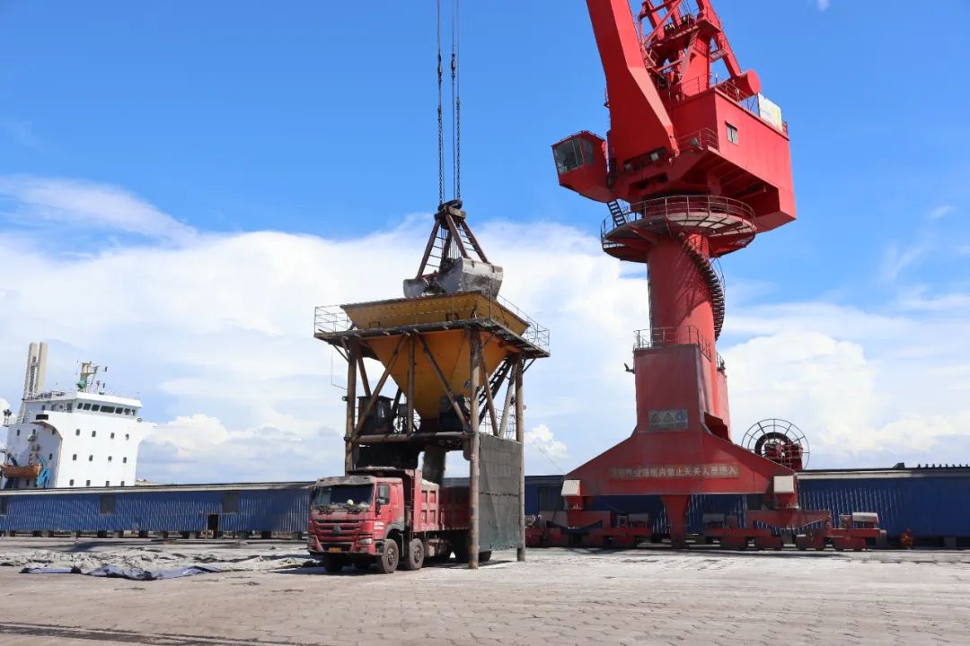 鋰精礦到港 回轉(zhuǎn)窯點火 星之海氫氧化鋰項目建設進入沖刺階段1.jpg