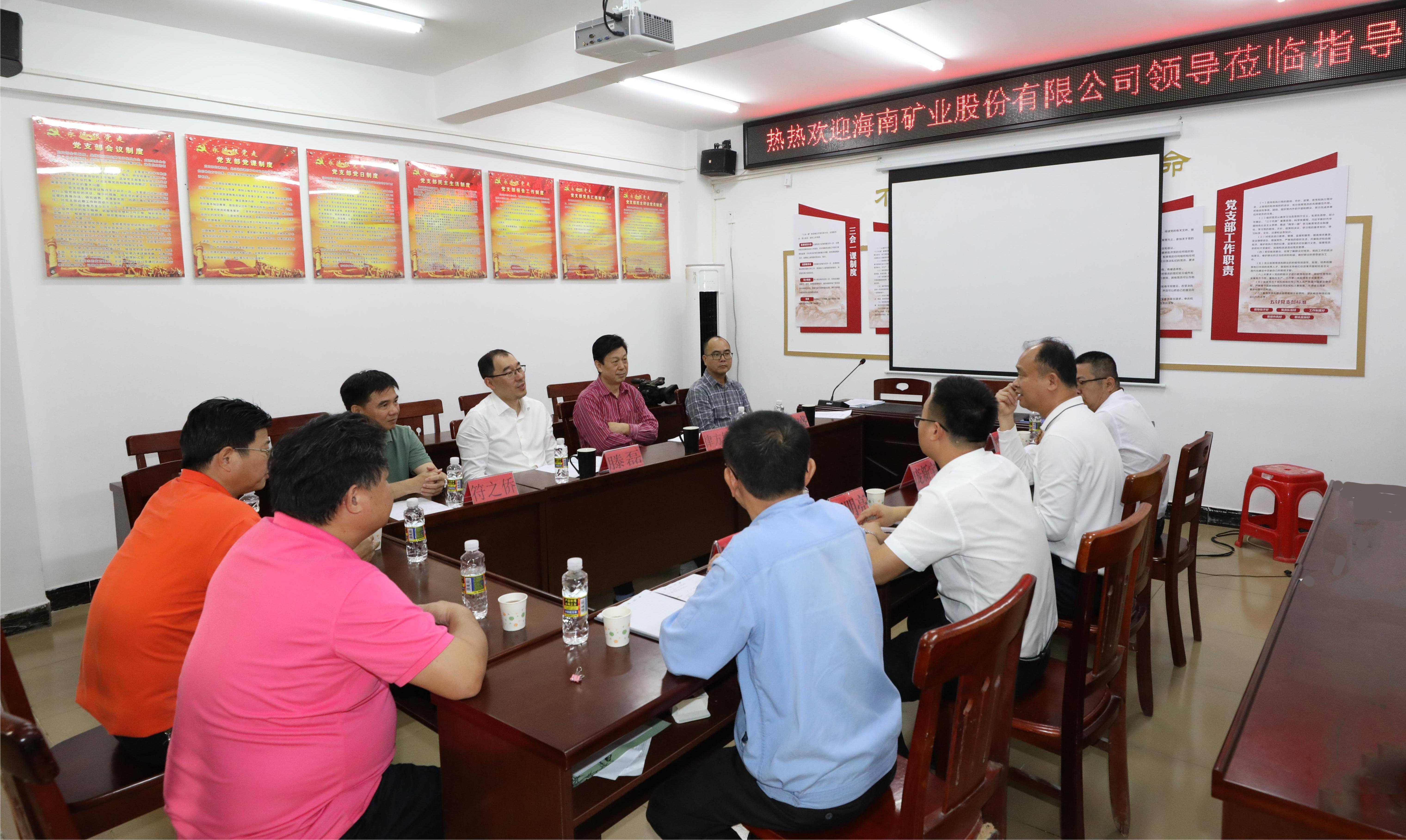 海南礦業(yè)總裁滕磊到興詩村開展調研與慰問