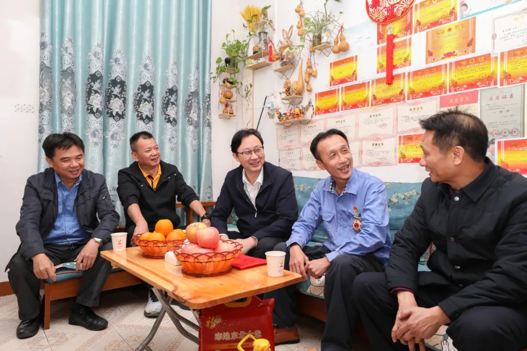 海南省總工會(huì)副主席陳波走訪(fǎng)慰問(wèn)海南礦業(yè)員工