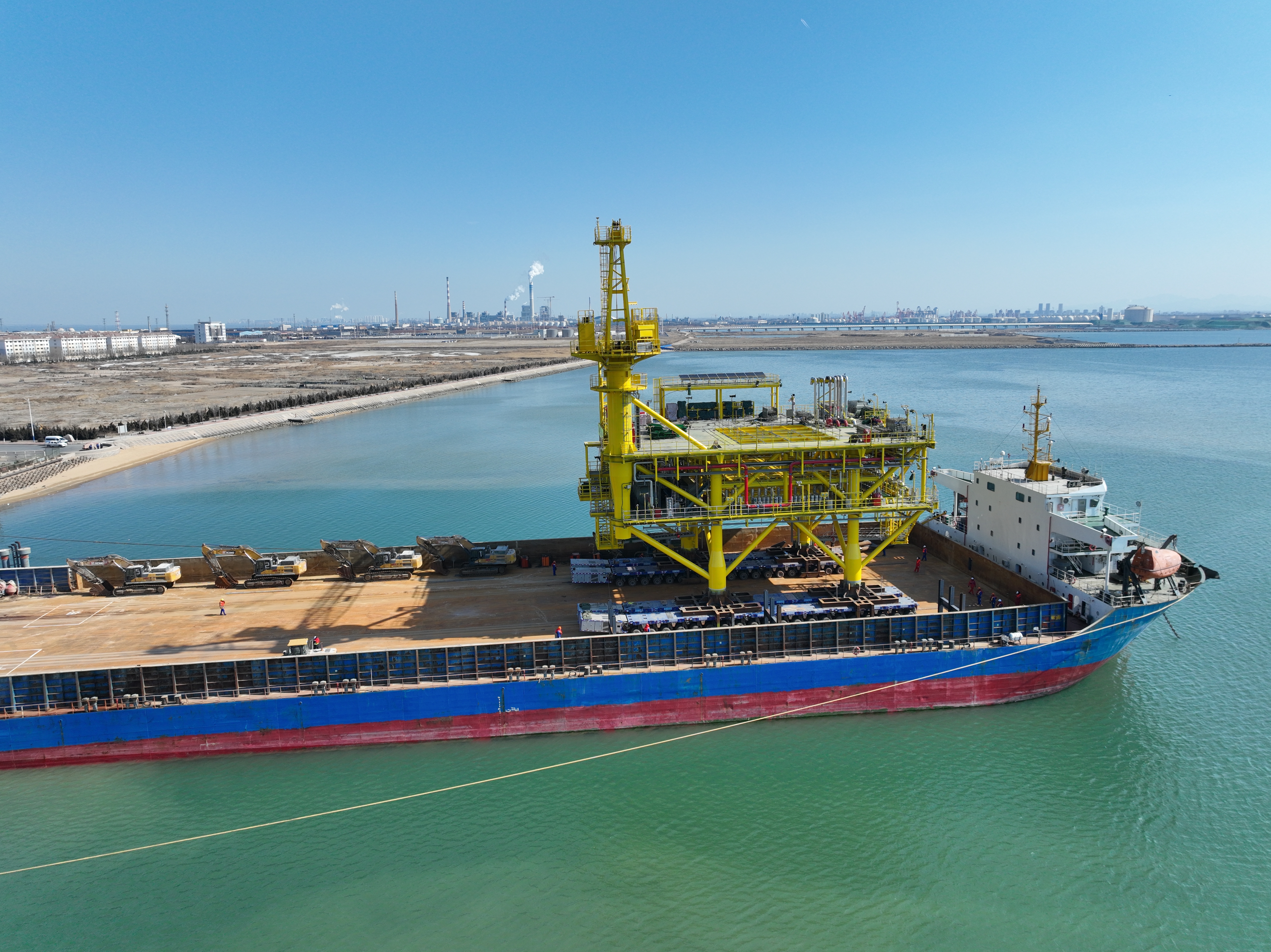 洛克石油潿洲10-3油田西區(qū)井口平臺(tái)完成陸上建造開(kāi)始裝船