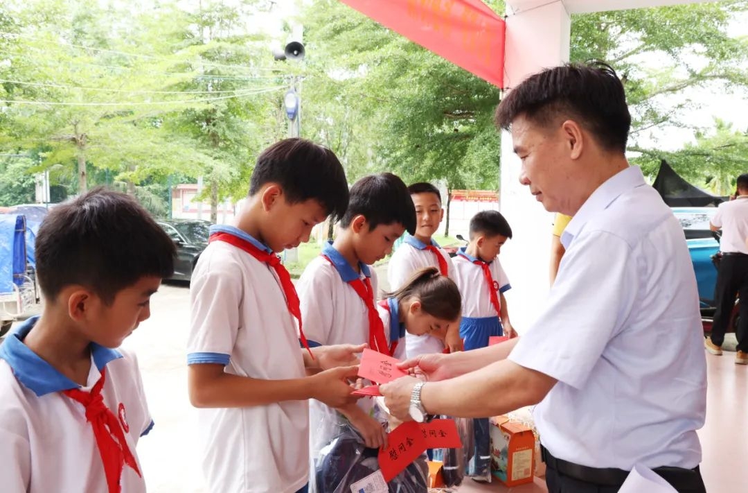 海南礦業(yè)到鄉(xiāng)村振興聯(lián)系點(diǎn)舉行留守兒童“六一”關(guān)愛活動(dòng)