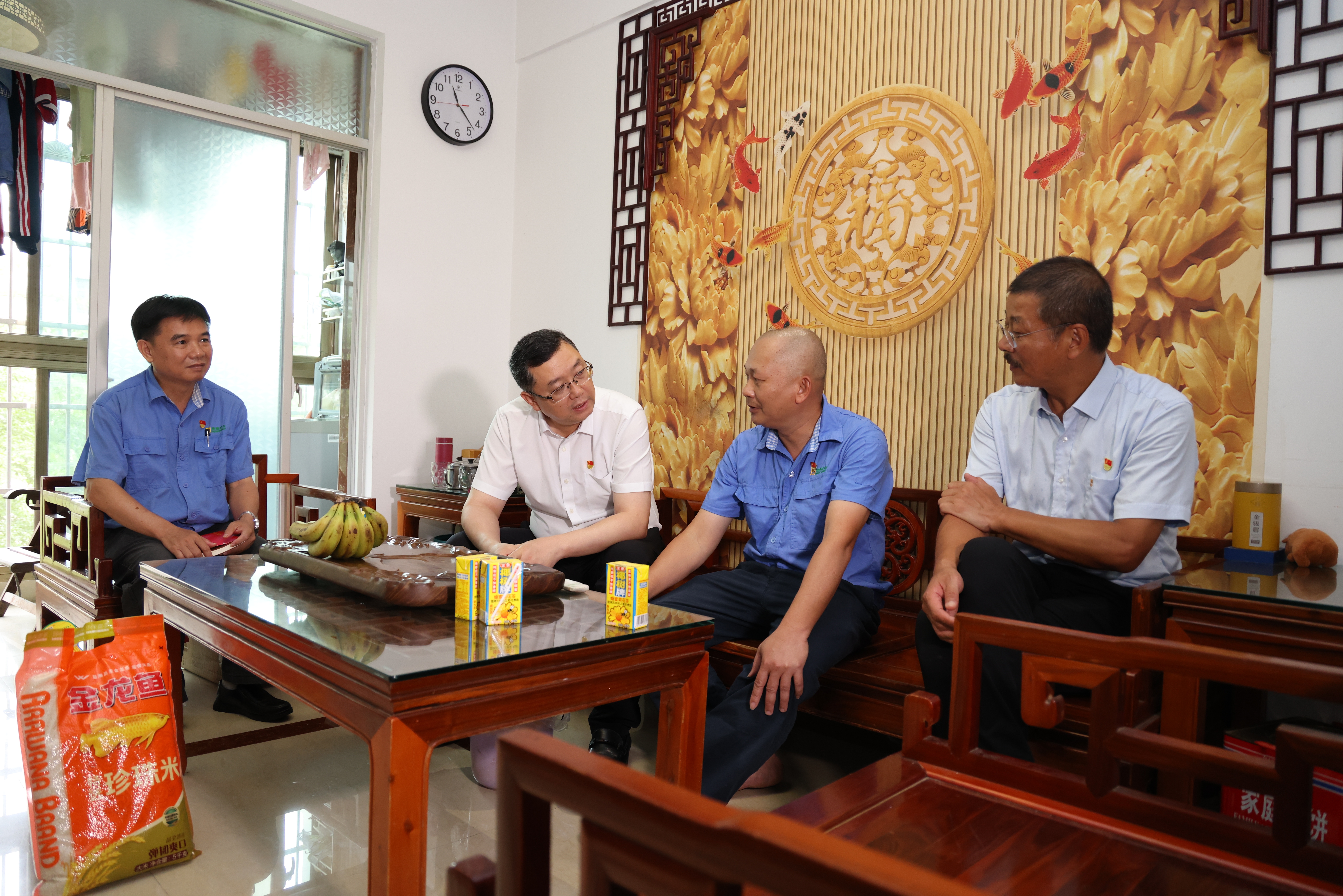 省國資委黨委書記、主任馬詠華走訪慰問海南礦業(yè)困難黨員